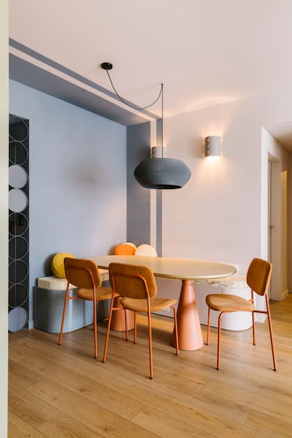 Atención al juego de rayas pintadas en este espacio concebido por la arquitecta Camila Monge. Lámpara colgante (KOLOR Iluminación). Mesa (diseño de Camila Monge por Taller Ferro).