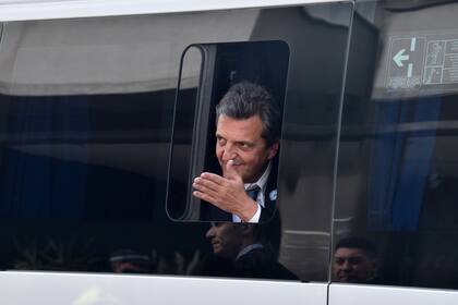 Inés Mariana Quinteros Orio
Luego de finalizar el acto por el 206° aniversario de la independencia de nuestro país, Sergio Massa, quien estuvo a cargo de la presidencia de la Cámara de Diputados y actualmente es Ministro de Economía, Desarrollo Productivo y Agricultura, saluda al público tras retirarse del Museo Casa Histórica en Tucumán. Tucumán, julio 2022