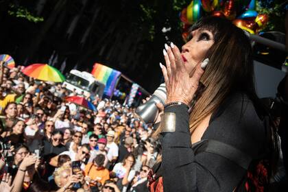 Una diva hétero para la celebración LGBTIQ+ en la ciudad de Buenos Aires: Moria Casán saluda desde una carroza en los festejos el Día del Orgullo, en noviembre de 2022; foto de Camila Godoy