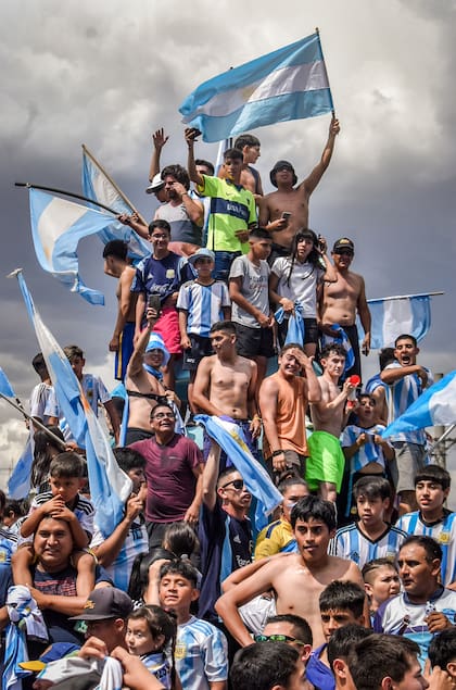 Foto de Vanesa Schwemmler de los festejos en la fuente Pucará de Viedma tras finalizar el partido entre la Argentina y Francia por la Copa del Mundo; después de la ciudad de Buenos Aires, la muestra recalará en esa ciudad rionegrina