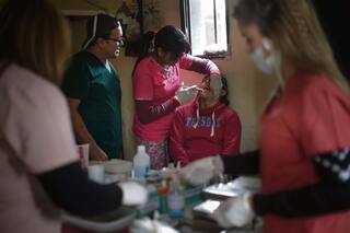 Pura vocación: médicos que viajan a los parajes más relegados para llevar salud