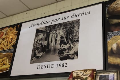 “Atendido por sus dueños”, anuncia un cartel en la rotisería “La Tana”. Todo empezó en 1982