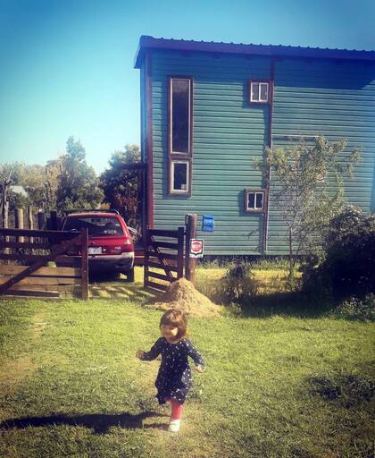Atenea, jugando frente a su hogar.