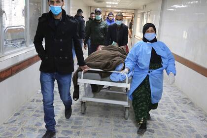 Traslado de heridos en el hospital de Bagdad