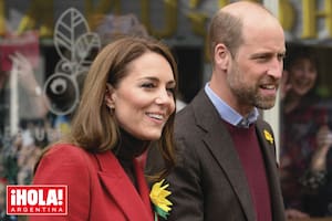 Atentos a los detalles, Kate y William llevaron en las solapas un narciso amarillo, emblema nacional de Gales.