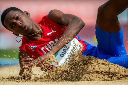 Aterrizaje. El salto triple finalmente deposita en la arena al cubano Alejandro Díaz Fortun