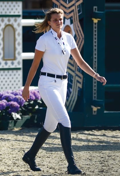 Athina salta en la categoría 1,60 y recorre el mundo con sus caballos