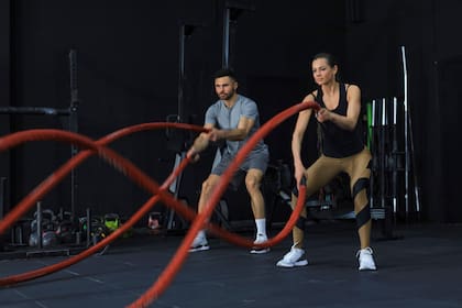En este entrenamiento, se trabaja el cuerpo completo: los músculos de la espalda, las piernas, el tronco y los brazos