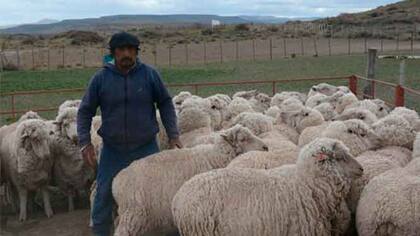 Atilio Lepiante trabaja en un campo a 80 kilómetros de Maquinchao