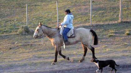 Atilio Lepiante trabaja en un campo a 80 kilómetros de Maquinchao