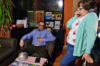 Atilio Troncoso y su esposa Grabiela en su casa de Epuyén. Perdieron a su nieta Camila de 14 años y a la hermana de Atilio