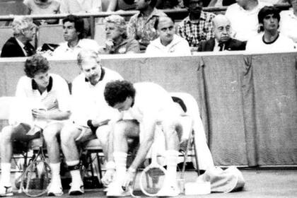 Atlanta 1984, Cppa Davis vs. Estados Unidos: detrás, a la derecha, Rivas, y su lado, el escribano Vázquez, entonces presidente de la AAT; en la silla, Jaite y Clerc con el capitán Wortelboer