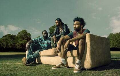 Atlanta, la serie protagonizada y creada por Donald Glover (derecha)
