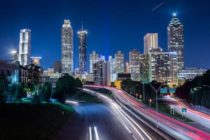 Atlanta skyline visto desde el puente sobre la calle jackson de walking