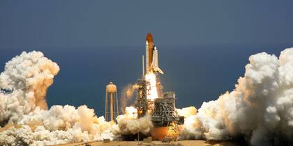 Atlantis despegó con seis astronautas a bordo y un módulo ruso