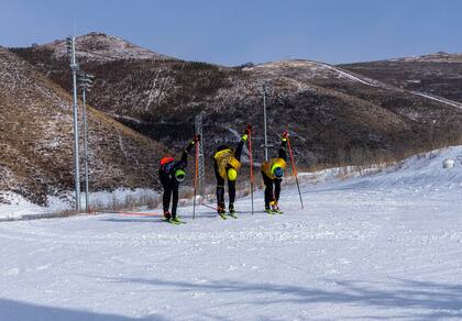 Atletas en el centro de esquí de Zhangjiakou, China.  (Hiroko Masuike/The New York Times)