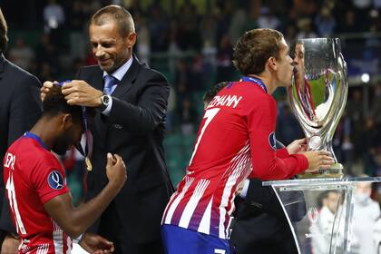 Griezmann besa otra copa, ahora la Supercopa europea