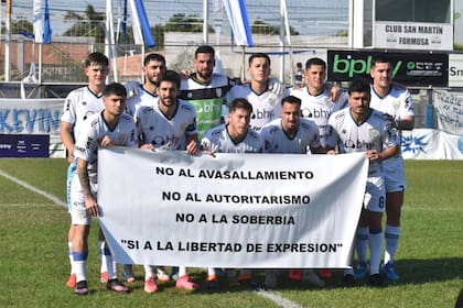 Atlético de Rafaela posa con una bandera de apoyo a la gestión de Claudio Chiqui Tapia y contra los ataques mediáticos y del Gobierno en el partido de ida de la final del torneo Federal A