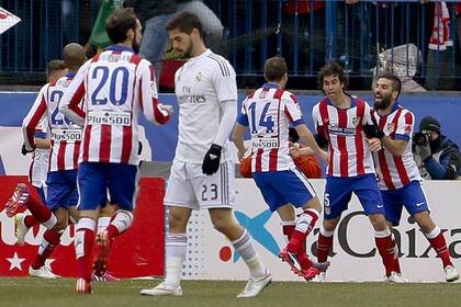 Atlético festeja ante su clásico rival