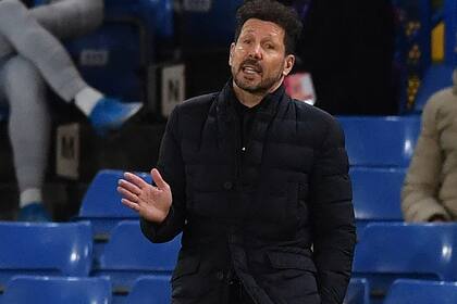 Atletico Madrid's Argentine coach Diego Simeone gestures from the side-lines during the UEFA Champions League round of 16 second leg football match between Chelsea and Atletico Madrid at Stamford Bridge in London on March 17, 2021. (Photo by Ben STANSALL / AFP)