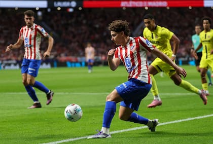 Atletico Madrid's Argentine forward #19 Julian Alvarez controls the ball during the Spanish league football match between Club Atletico de Madrid and Villarreal CF at the Metropolitano Stadium in Madrid on September 13, 2025. (Photo by Thomas COEX / AFP)