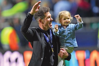 Diego Simeone, DT de Atlético de Madrid festejando la conquista de la Supercopa Europea 2018 tras vencer a Real Madrid por 4-2 en Estonia