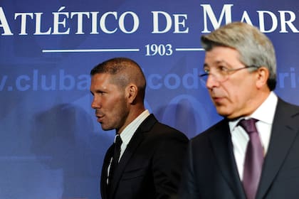 Un Simeone juvenil, en la presentación con Enrique Cerezo, en el viejo Vicente Calderón