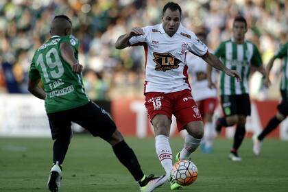 Mariano González (der) y Farid Díaz, protagonistas del cuarto encuentro entre Huracán y Atlético Nacional este año