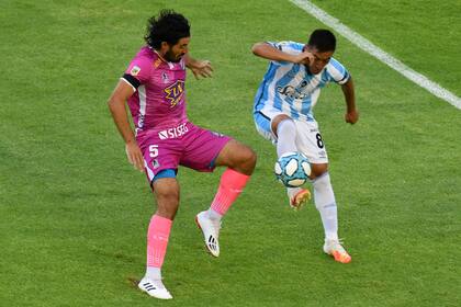 Méndez (Arsenal) y Guillermo Acosta (Atlético Tucumán), disputan la pelota por la Copa Maradona; el equipo de Zielinski lo ganó otra vez sobre le final