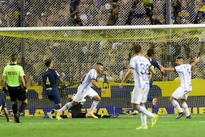 Atlético Tucumán festeja un gol ante Boca, en la Bombonera