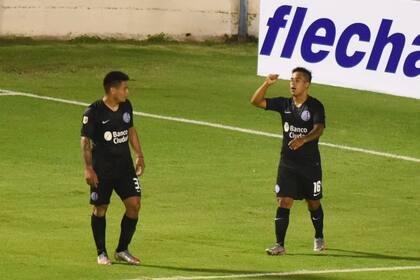 Nicolás Fernández celebra su gol, el segundo del Ciclón en Tucumán