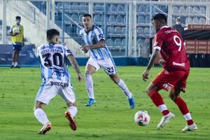 Atlético Tucumán fue oportunista y le ganó a Huracán con un cabezazo de Carrera