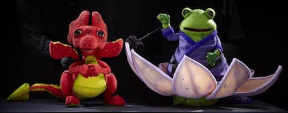 Atractivos personajes y virtuosas titiriteras