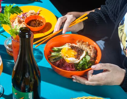 Atrae por su cocina viet y thai pero también por su espectacular puesta en escena cargada de colores, luces, flores y música ondera.