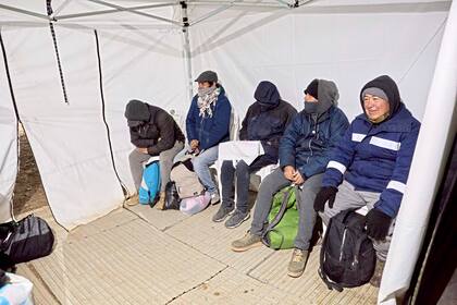 Atraídos por la promesa de empleo en la industria hidrocarburífera de Vaca Muerta, cientos de personas llegan cada mes a la ciudad de Neuquén desde distintas provincias. Sin embargo, la mayoría no logra insertarse en el mercado laboral
