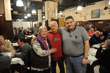 Atrás del salón hay una familia que mantiene la tradición
