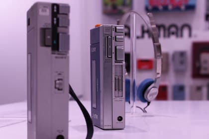 Atrás, el Walkman, con el control de volumen para cada auricular; adelante, el Pressman, el grabador de periodista que Sony usó como base para el diseño del reproductor portátil