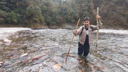 Atravesando el río Sidras en el corazón del Parque Nacional Baritú, en Salta. Esta área protegida es la más agreste de Argentina y uno de los sitios donde más yaguaretés hay. La red Yaguareté realiza monitoreos hace más de 15 años.