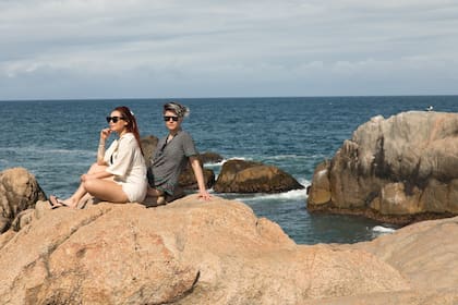 Atravesar el morro incluye encontrarse con sectores de piedra y verde.