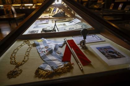 Atributos del actual presidente de la Tercera República de La Boca, incluyendo la corneta para llamar al orden