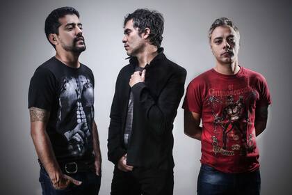 Attaque 77 adelantó temas de su próximo disco en el EP Triángulo de fuerza