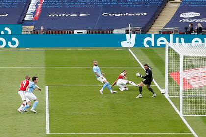 Aubameyang marcó los dos goles del Arsenal a Manchester City para pasar a la final por la Copa FA.