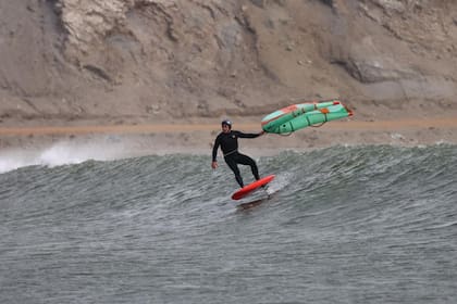 aubidet recomienda aprender en lugares de agua calma, como lagunas o ríos sin corriente (menciona la zona de Adela, en Ruta 2 como ideal), y con vientos constantes