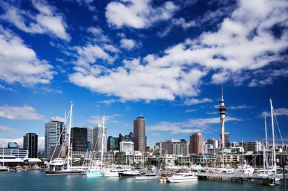 Auckland es una ciudad importante en el norte de la Isla Norte de Nueva Zelanda. Tiene 1.6 millones de habitantes y está asentada en torno a dos grandes puertos.