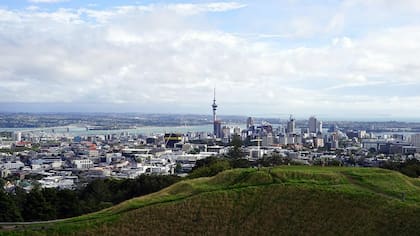 Auckland está asentada en torno a dos grandes puertos en el norte de la Isla Norte de Nueva Zelanda. En la avenida central Queen Street, el icónico mirador Sky Tower tiene vistas del puerto Viaduct Harbour y está rodeado de bares y cafés.