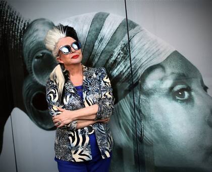 Audaz, irreverente y también muy popular: es la artista francesa con más clics y tiene un videojuego