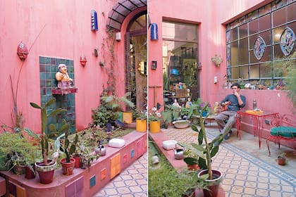 Audaz y original, este patio pintado de rosa fuerte destaca la fuente de pared, coronada por la escultura de un buda que toma mate. Los apliques de pared y el juego de mesa y sillas completan el cuadro