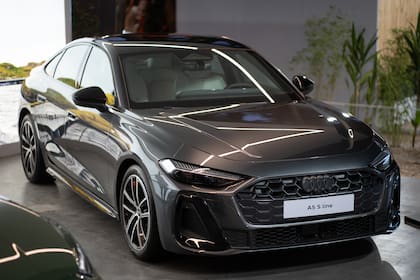 Audi A5 S line: un sedán elegante con silueta deportiva y tecnología de avanzada. Su diseño aerodinámico y detalles exclusivos S line lo convierten en la opción ideal para quienes buscan sofisticación y dinamismo.