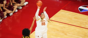 Quién es la jugadora de 20 años que marcó 148 puntos en cuatro partidos del básquetbol femenino universitario