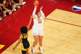 Quién es la jugadora de 20 años que marcó 148 puntos en cuatro partidos del básquetbol femenino universitario